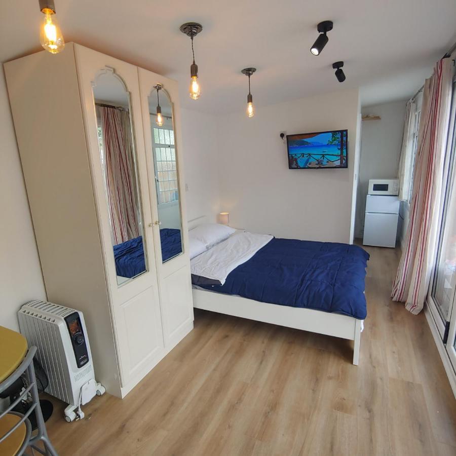 Cozy Garden Studio: Wizarding World Retreat Watford  Exterior photo